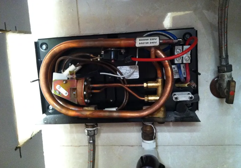 Intérieur d'un chauffe-eau en cours d'entretien